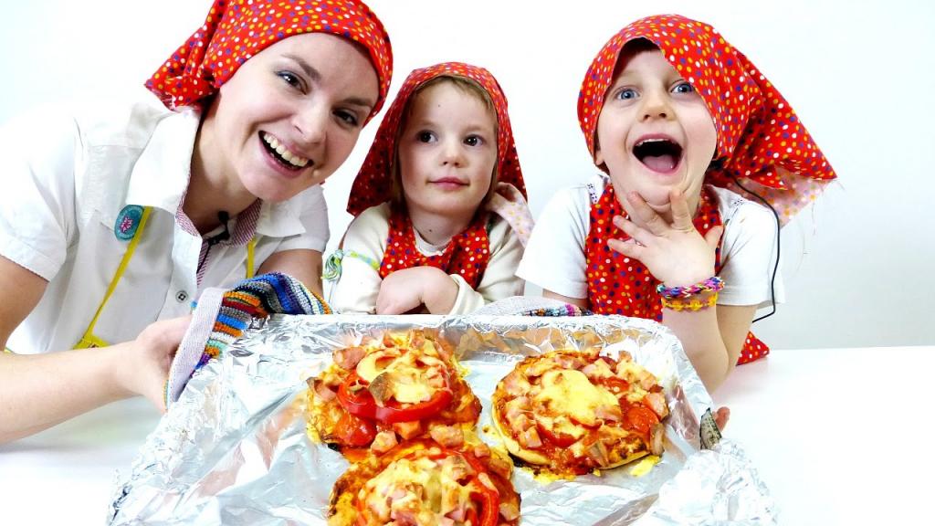 Мама приготовила для нас вкусный. Готовим для детей. Пицца для детей. Детский мастер класс пицца. Фотосессия с пиццей дети.