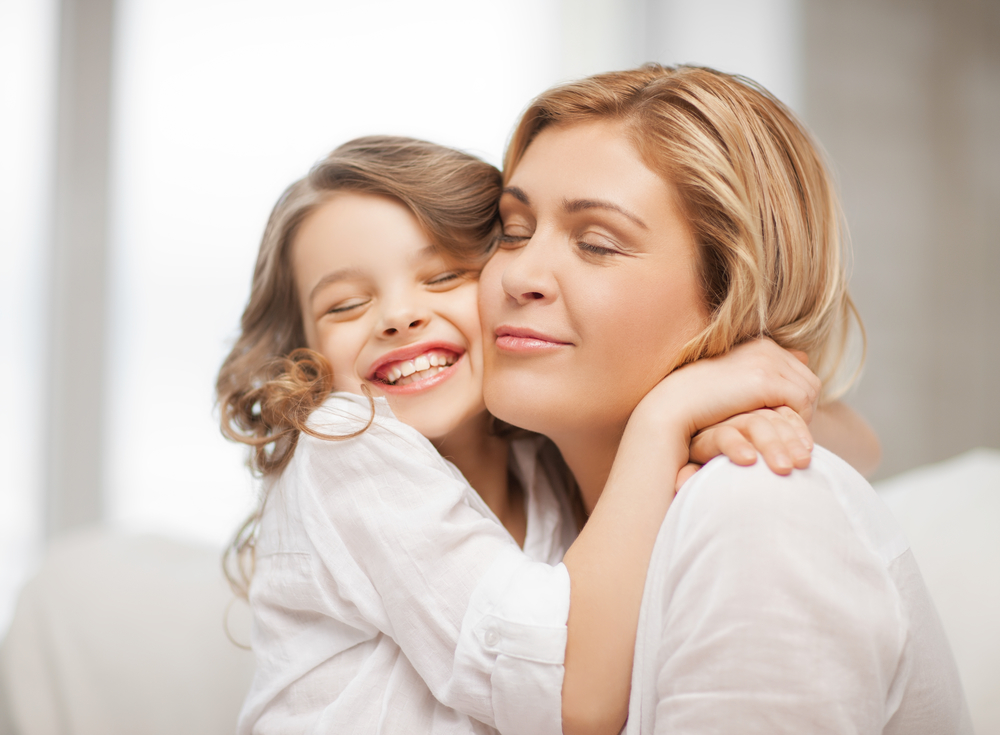 Happy daughter. Счастливая мама с ребенком. Объятия мамы и ребенка. Мама и ребенок обнимаются. Счастливая мама с дочкой.