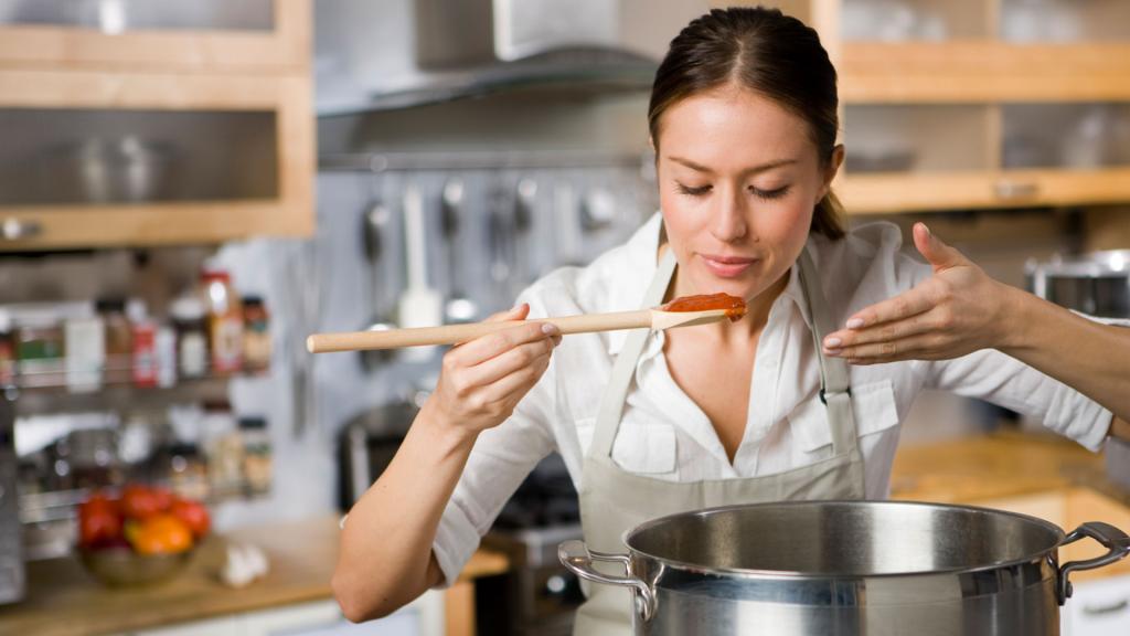 Время готовить дома. Готовка на кухне. Повар женщина. Женщина готовит. Повар на кухне.