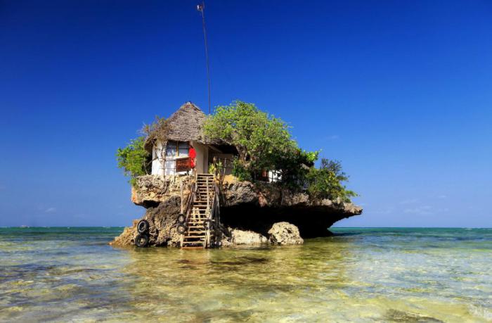 ресторан на камне в море