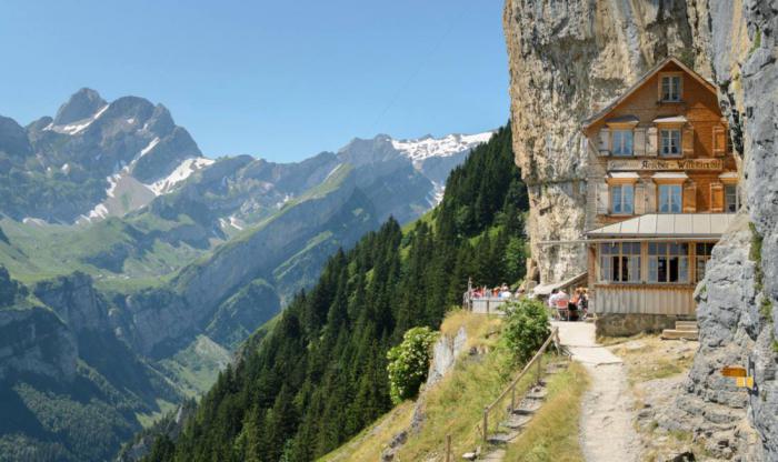 ресторан в горах Швейцарии