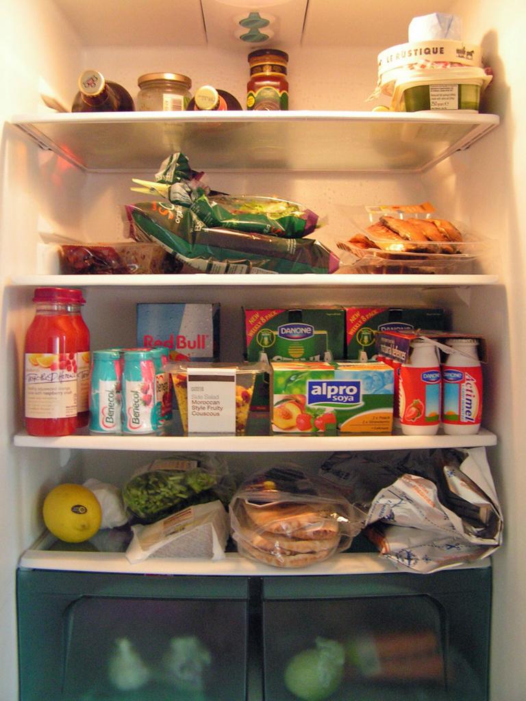 Обязательные продукты дома. Холодильник с продуктами. Полный холодильник продуктов. Холодильник с едой. Полный холодильник с продуктами.