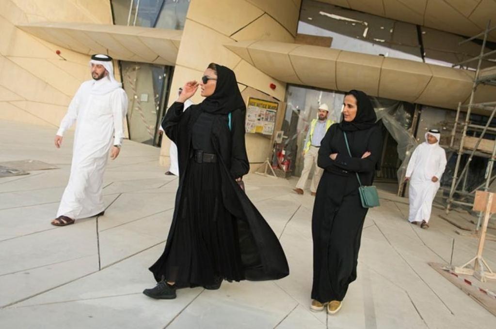 Муж и жена арабские. Жена шейха Саудовской Аравии. Гарем принца Саудовской Аравии. Арабы с женами. Многоженство в ОАЭ.