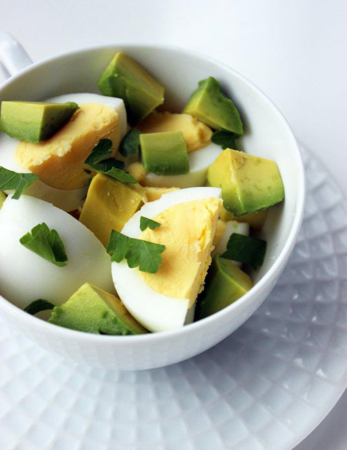 Диетический салат с авокадо и яйцом 