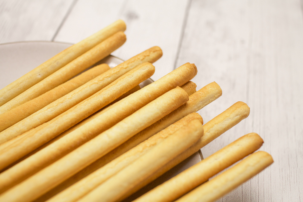 Тонкие сладости. Соломка breadsticks. Сладкие палочки. Палочки съедобные. Палочки съедобные сладкие.