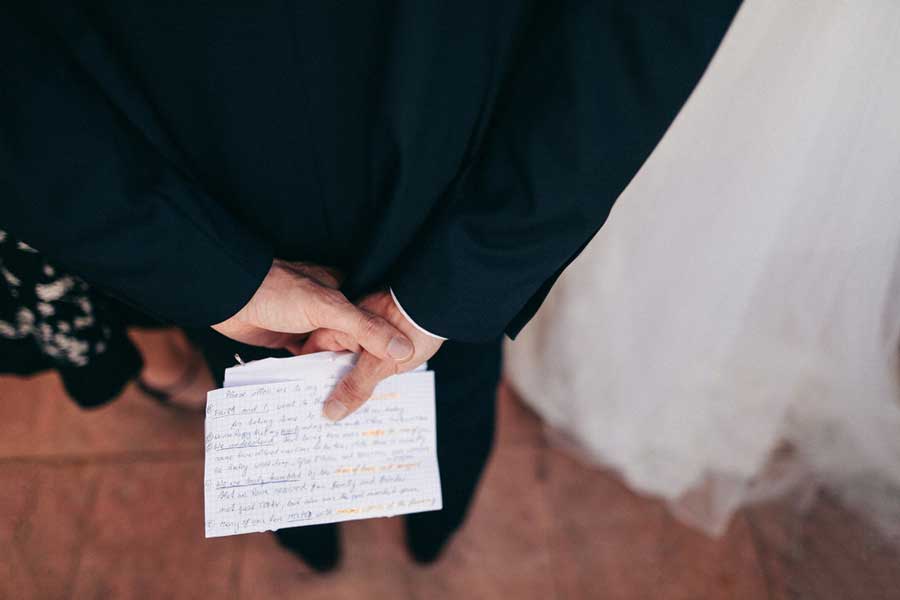 Письма жениху. Свадебная клятва. Оригинальные клятвы на свадьбу. Жених читает письмо. Фото для письма свадьба.
