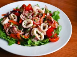 Салат из кальмаров: как потрясти воображение родных и гостей?