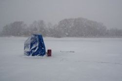 Увлекательная рыбалка на карася зимой 