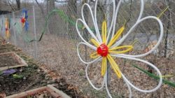 Как украсить дачный участок своими руками: в ход идет все!