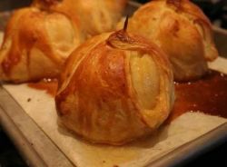 Запеченные яблоки по-гречески (с коньяком)