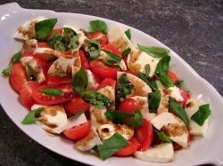 Легкий летний салат с моцареллой и овощами
