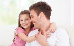 Как выбрать подарок дочери: советы любящим отцам