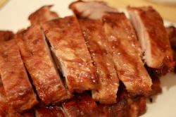 Как быстро и без особых хлопот приготовить мясо, запеченное в духовке?
