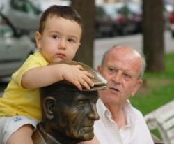 А вы знаете, когда ребенок начинает держать голову?