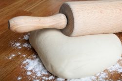 Тесто на пирожки с использованием дрожжей и кефира