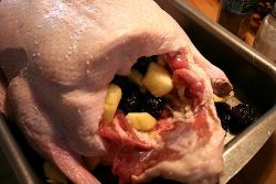 Утка с яблоками в духовке, плюс русский рецепт с кашей
