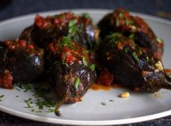Целые фаршированные баклажаны с мясом, рисом и орешками