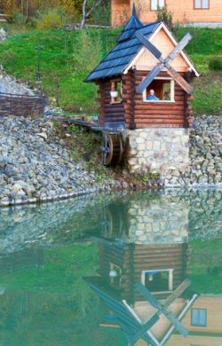 Водяная мельница на территории дачного участка.