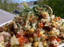 Оригинальный и простой рецепт салата из печени трески 