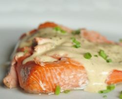 Семга, запеченная с картофелем и под польским соусом