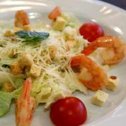 Салат с креветками и сыром - вкусное угощение