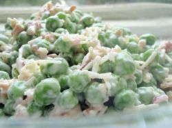 Салат с горошком прост и питателен