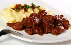 Гуляш из говядины - самый сытный суп