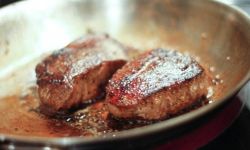 Как пожарить мясо на сковороде правильно