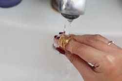 Как почистить золото в домашних условиях разными способами