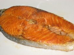 Стейк из форели в духовке и на сковороде — несколько несложных способов приготовления.