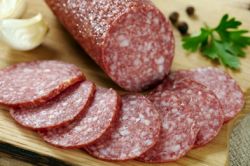 Сырокопченая колбаса – мясной деликатес