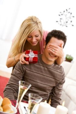 Как выбрать подарок для парня на праздник?
