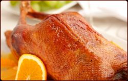 Запекаем утку в духовке вкусно