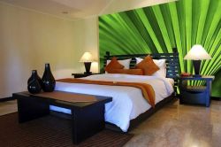 Разбираемся, как поклеить обои двух видов