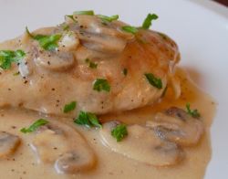 Куриное филе в сметанном соусе и с гарниром из мятого картофеля