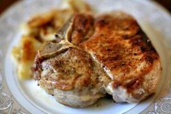 Свиные отбивные: рецепт вкусного мяса с гарниром из риса