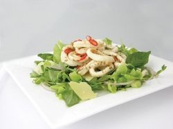 Кальмаровый салат: рецепт полезного и вкусного блюда