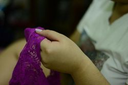 Творожистые выделения у женщин: причины, симптомы, лечение