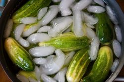 Как сделать огурцы соленые: рецепт приготовления