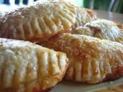 Сладкие и сытные пирожки из слоеного теста