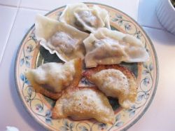 Пельмени жареные с соусом