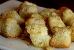 Салат с сухариками: рецепт на любой вкус и кошелек