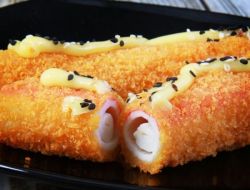 Крабовые палочки в кляре, фаршированные сыром, майонезом и чесноком