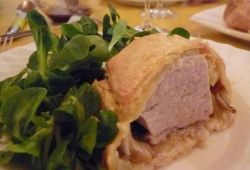 Как готовится свинина, запеченная в тесте?