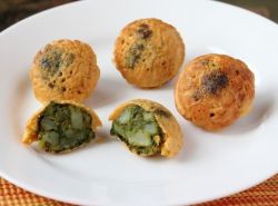 Картофельные зразы с яйцом и шпинатом, обжаренные в кляре