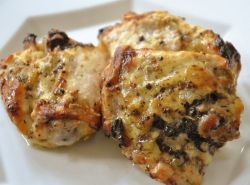 Как пожарить курицу на сковороде с зелеными стрелками чеснока