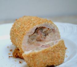Грудки куриные, фаршированные шампиньонами и сыром