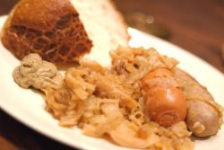 Рецепт тушеной капусты с молочными сосиками