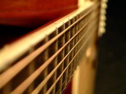 Как натягивать струны на гитаре?