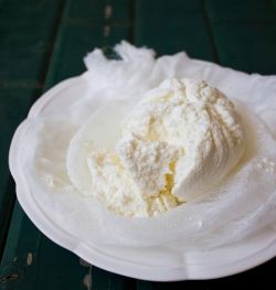 Готовим нежный и пикантный творожный сыр своими руками